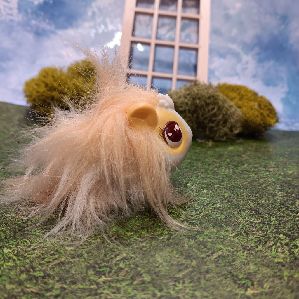 Blonde baby Guinea Pig for Little Live Pets Mama Surprise