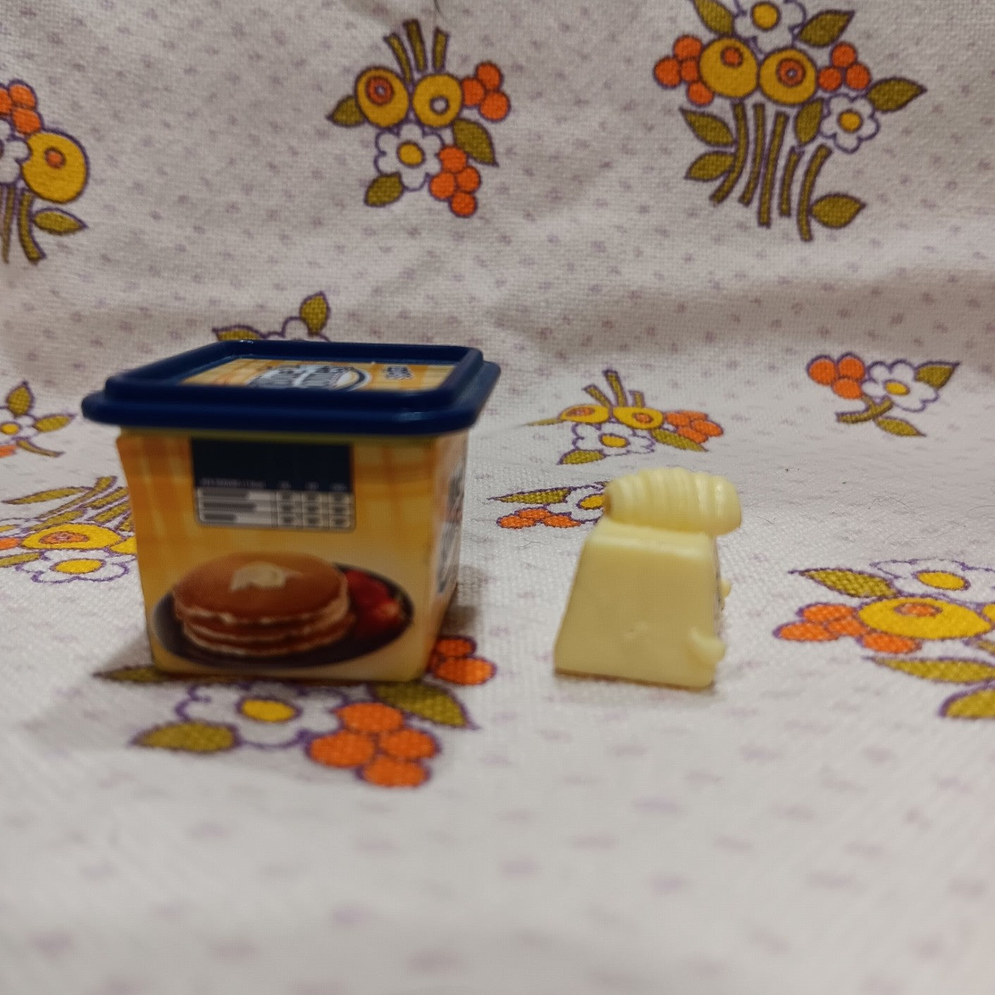 Shopkins Real Littles miniature Blue Bonnet butter with Mary Lou Blue