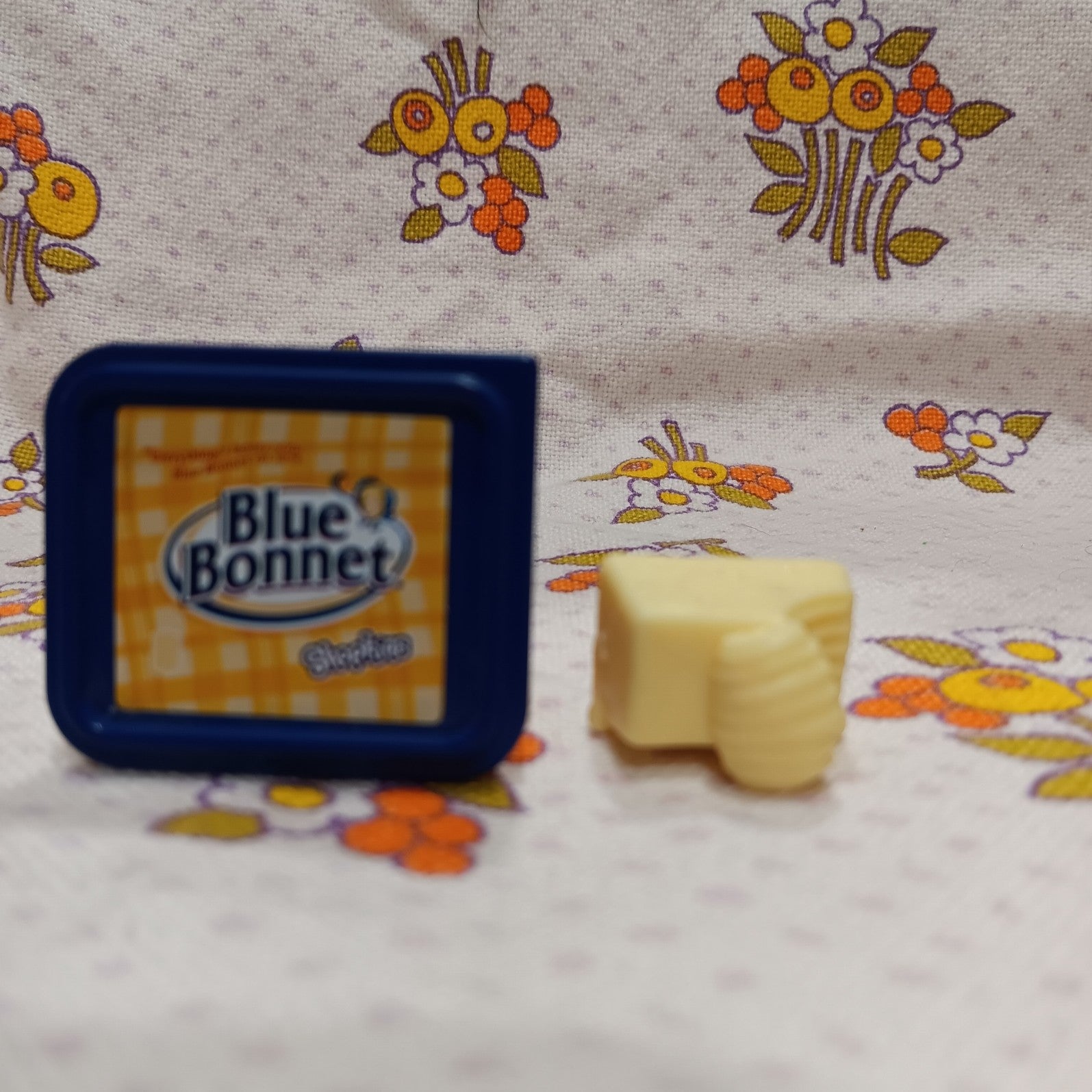 Shopkins Real Littles miniature Blue Bonnet butter with Mary Lou Blue