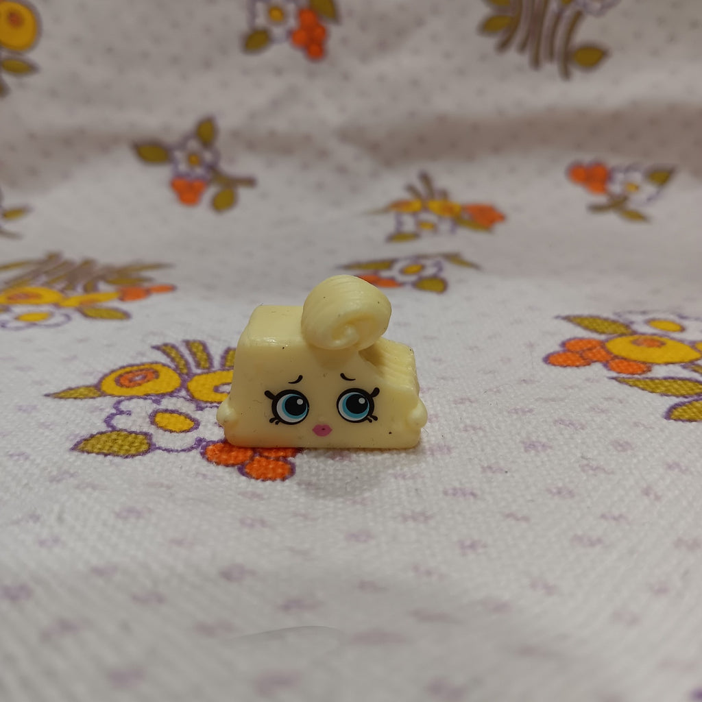 Shopkins Real Littles miniature Blue Bonnet butter with Mary Lou Blue