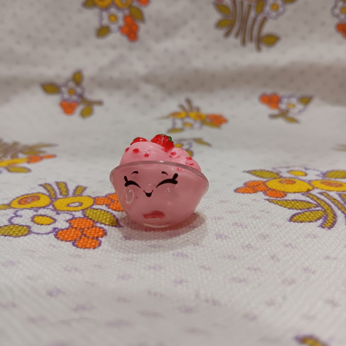 Shopkins Real Littles Berry Breyers Strawberry Ice Cream Tub