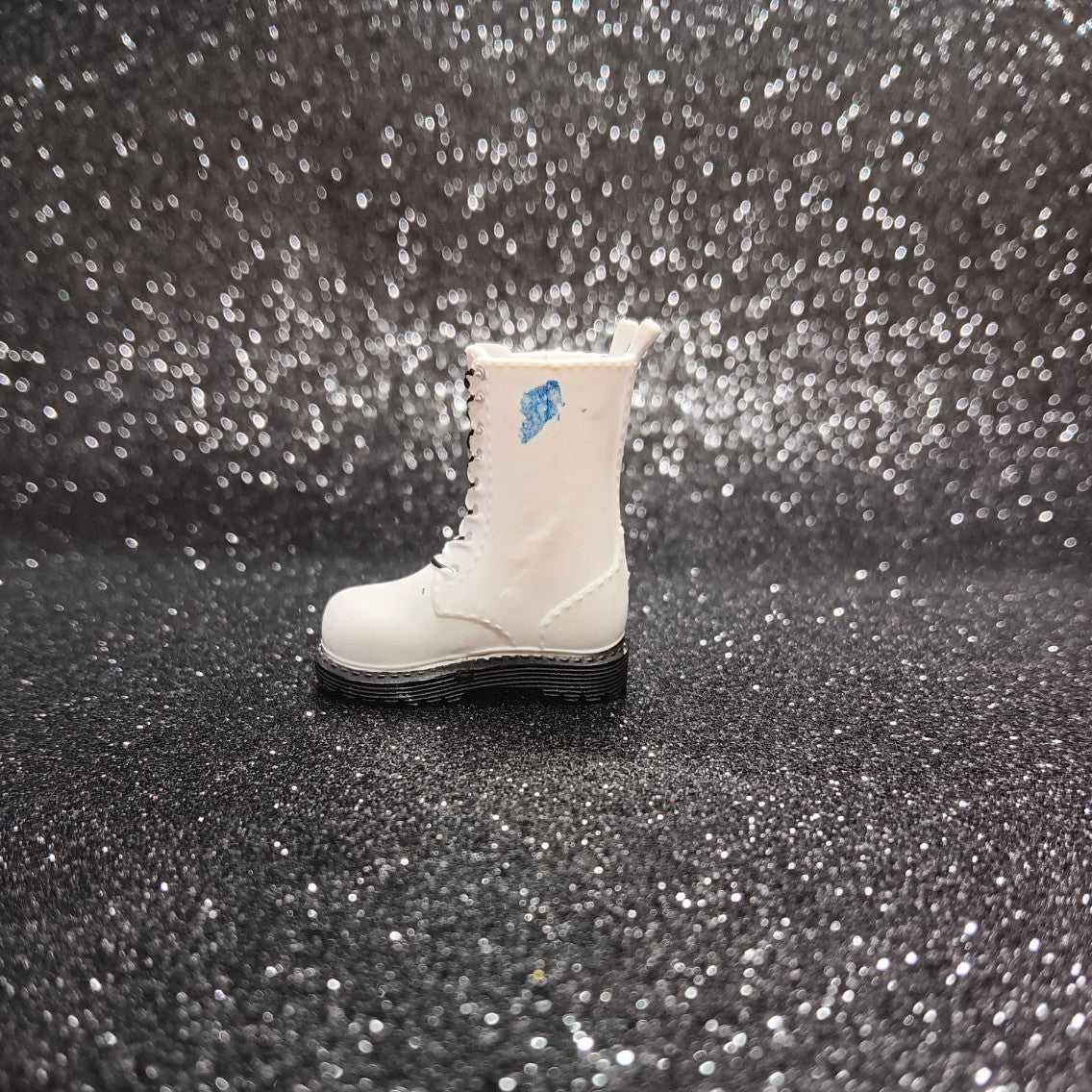 LOL Surprise OMG Rocker Boi doll boot